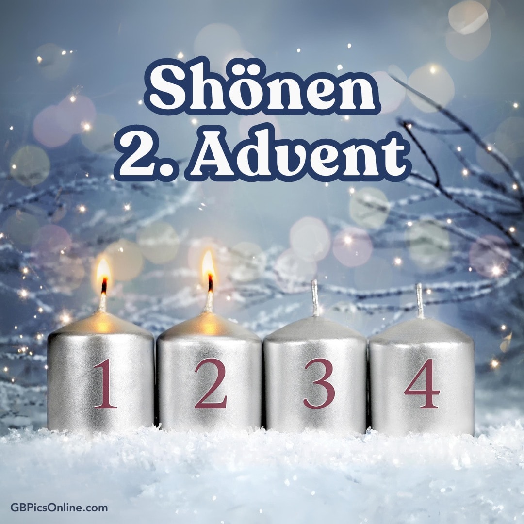 Vier Kerzen im Schnee, zwei brennend, zum 2. Advent