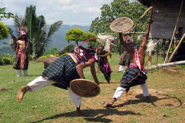 Traditional-War-Dance-in-Flores-Komodo