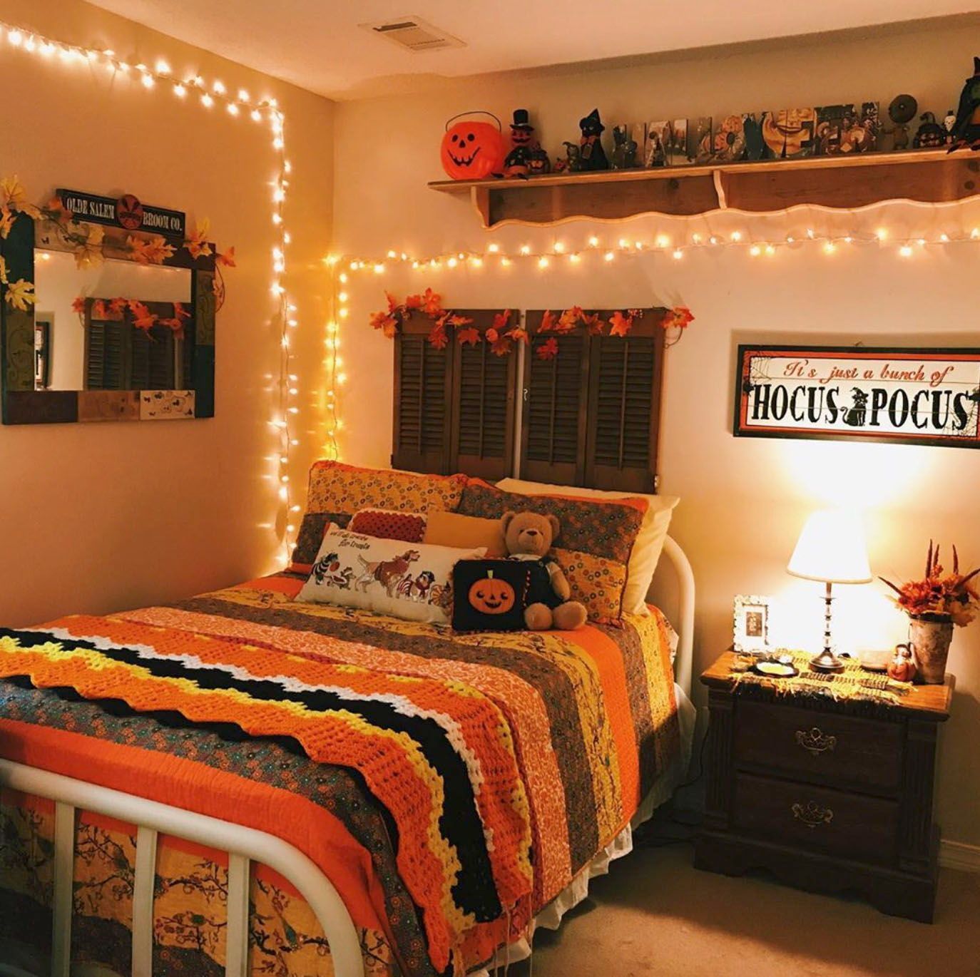 Spooky halloween bedroom decor ideas for a haunted space