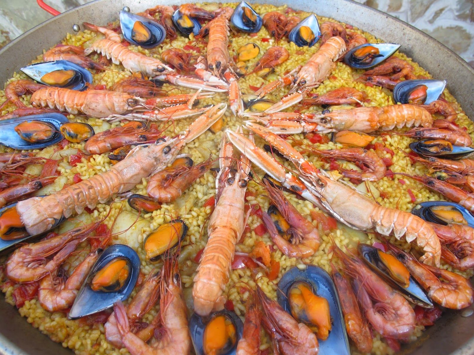 Todos los detalles para hacer una fantástica paella de marisco. ¡No te  pierdas la receta! | Paellas receta, Paella de mariscos, Receta de paella  de mariscos