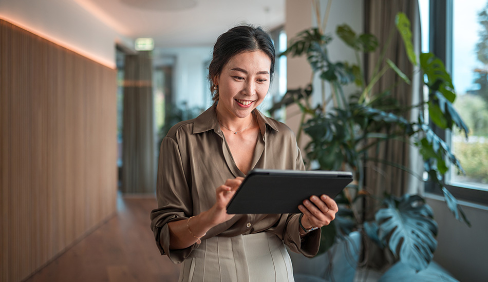 A person smiling, symbolizing the satisfaction and positive impact that Equifax cloud solutions can have on people's lives.