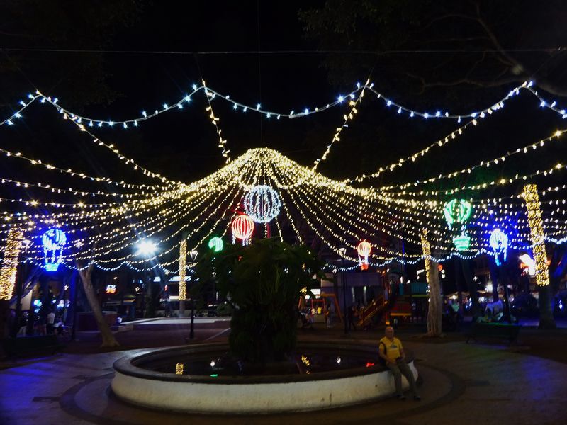 Plaza mit Weihnachtsbeleuchtung....