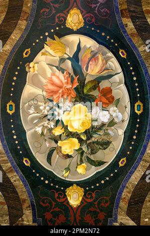 Florenz. Italien. Museum des Opificio delle Pietre dure (Workshop der Halbedelsteine). Tablett mit Blumen, 1874. Vassoio con fiori, 1874. Stockfoto