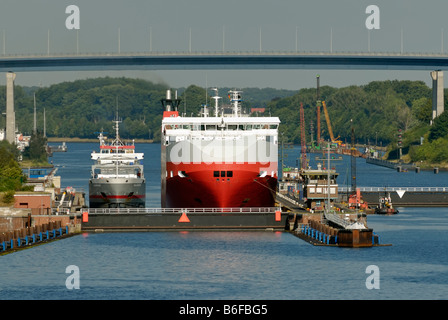 Kiel-Holtenau Sperren vor der Brücke über den Nord-Ostsee-Kanal, Kiel, Deutschland, Europa Stockfoto