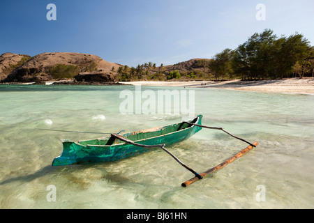 Indonesien, Lombok, Tanjung, Strand, Fishermens Einbaum-Boot im seichten Wasser Stockfoto