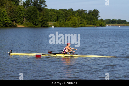 Eine junge weibliche Ruderer bei der uns Rudern National Championship Regatta in Mercer County Park, New Jersey. See-Mercer. Stockfoto