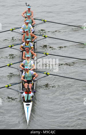 London, UK, 24. März 2018. Die Crew der Cambridge behält sich Boot, Blondie, müde aber glücklich, nachdem sie das Osiris Blondie Rennen gewonnen. Die Regatta ist eine jährliche rudern Rennen zwischen Universitäten von Oxford und Cambridge und findet alljährlich auf der Themse, zwischen Putney und Mo Quelle: Michael Preston/Alamy leben Nachrichten Stockfoto