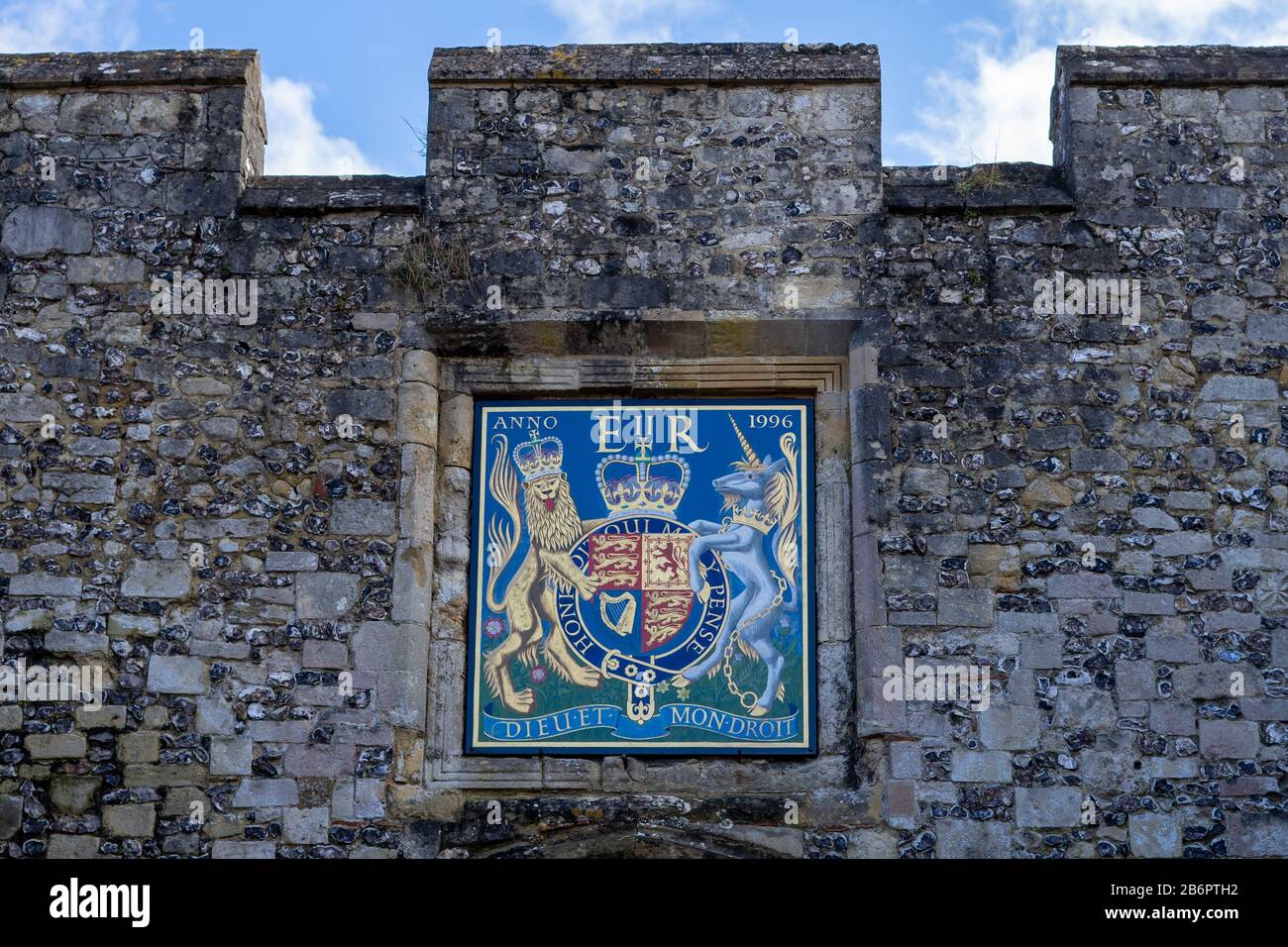 A royal seal on the side of a building reading Dieu et mon droit Stock Photo