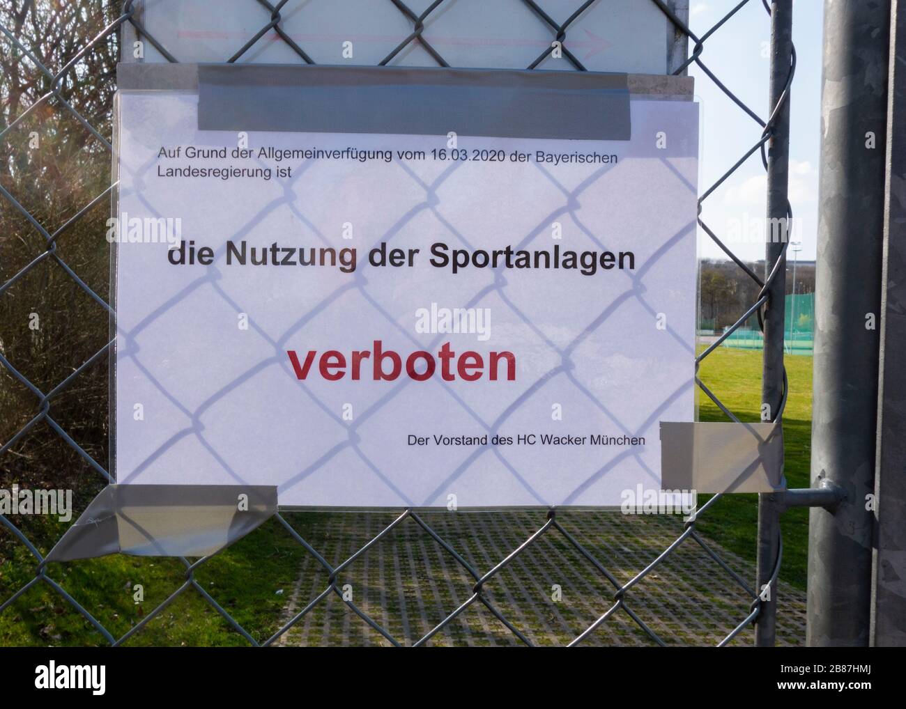 Nutzung der Anlage wegen Covid-19 verboten, Aushang an einer Sportanlage in Muenchen-Sendling. Facilities have been closed as a precautionary measure Stock Photo