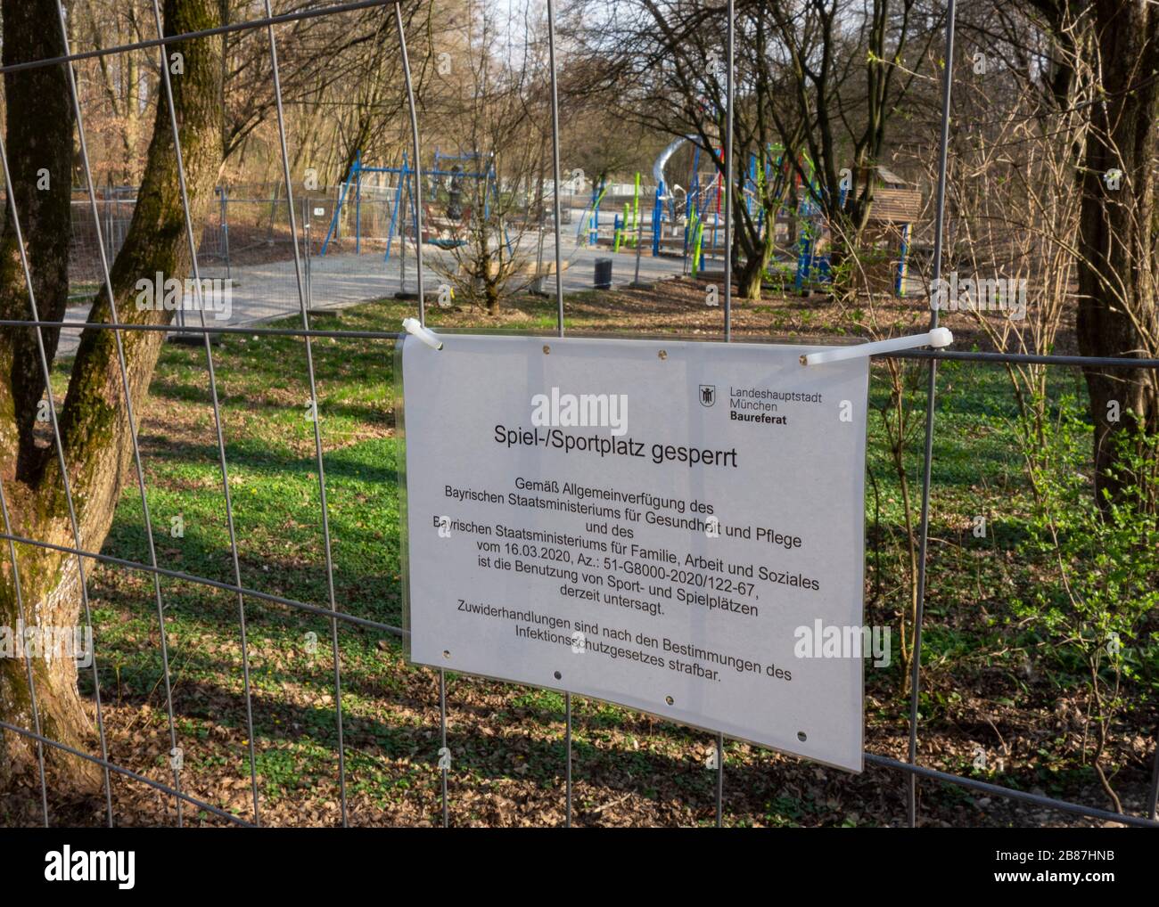 Nutzung der Anlage wegen Covid-19 verboten, Aushang an einem Spielplatz in Muenchen-Sendling. Facilities have been closed as a precautionary measure a Stock Photo