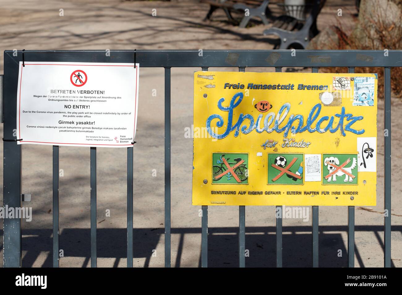 Schild Spielplatz wegen Coronavirus geschlossen, betreten verboten Stock Photo