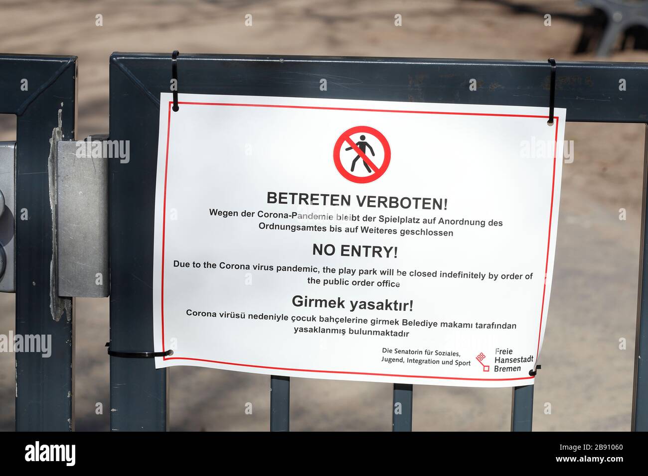 Schild Spielplatz wegen Coronavirus geschlossen, betreten verboten Stock Photo