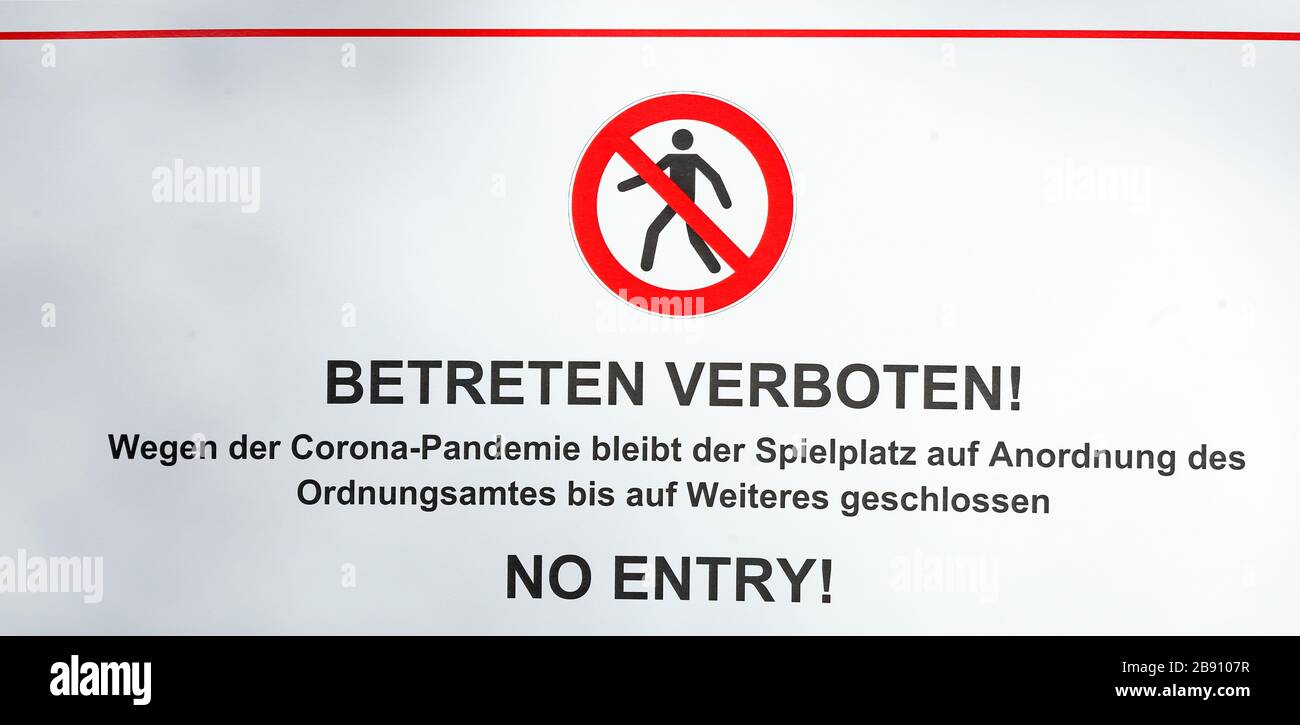 Schild Spielplatz wegen Coronavirus geschlossen, betreten verboten Stock Photo