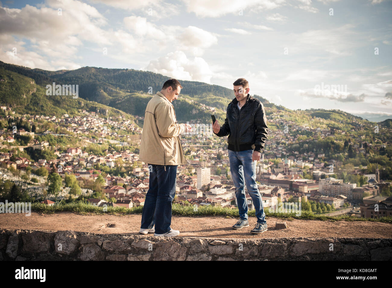 Des Sarajéviens sur la colline de Zuta tabja. Les amoureux et les jeunes s'y retrouvent. Sarajevo mai 2015. People from Sarajevo on the Zuta tabja hil Stock Photo