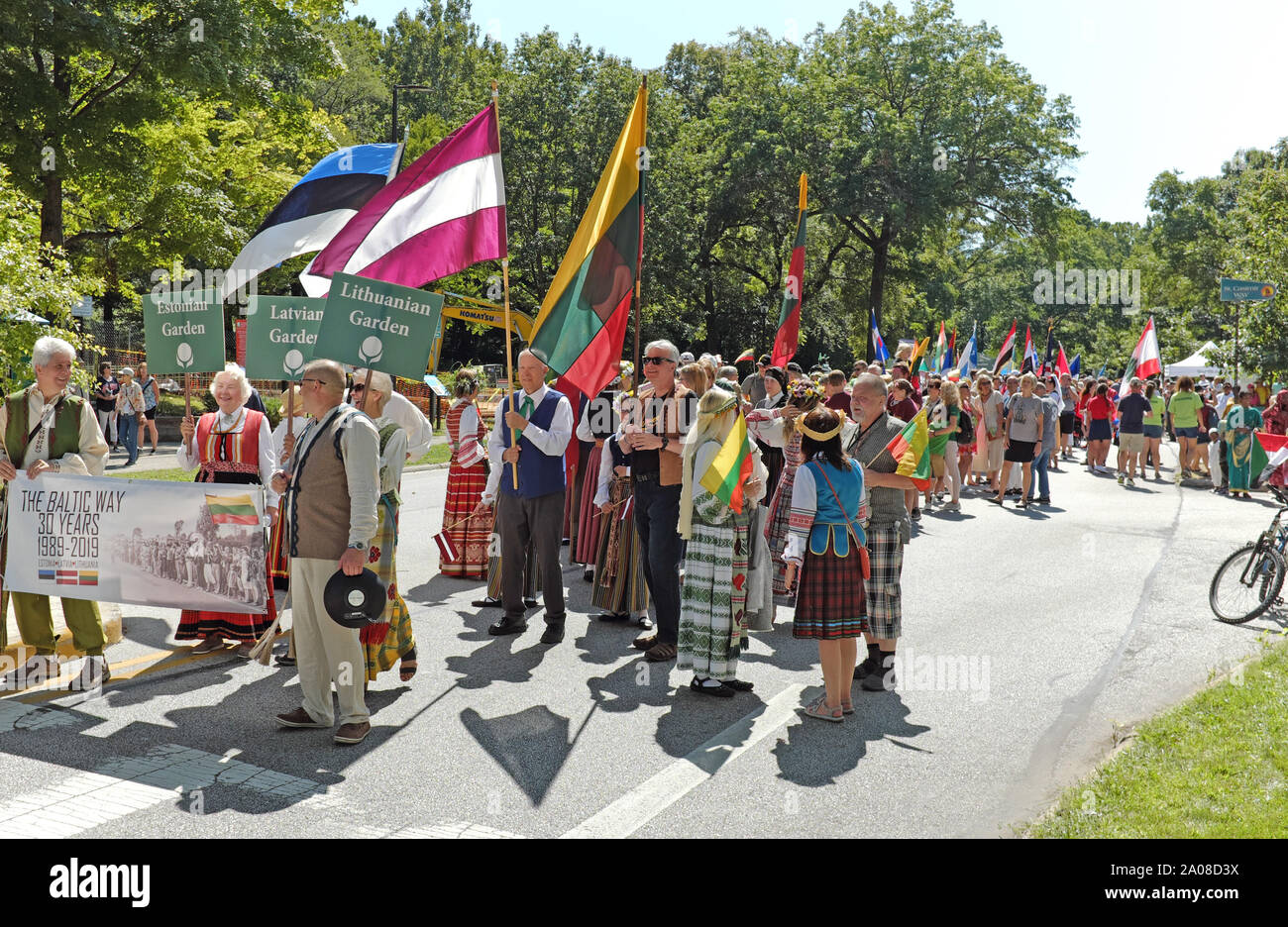 2019 Eine Welt Tag Die Teilnehmer bereiten sich auf die Eröffnung Parade im kulturellen Gärten von Rockefeller Park in Cleveland, Ohio, USA. Stockfoto