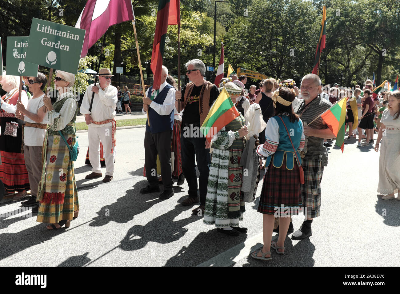 2019 Eine Welt Tag Die Teilnehmer bereiten sich auf die Eröffnung Parade im kulturellen Gärten von Rockefeller Park in Cleveland, Ohio, USA. Stockfoto