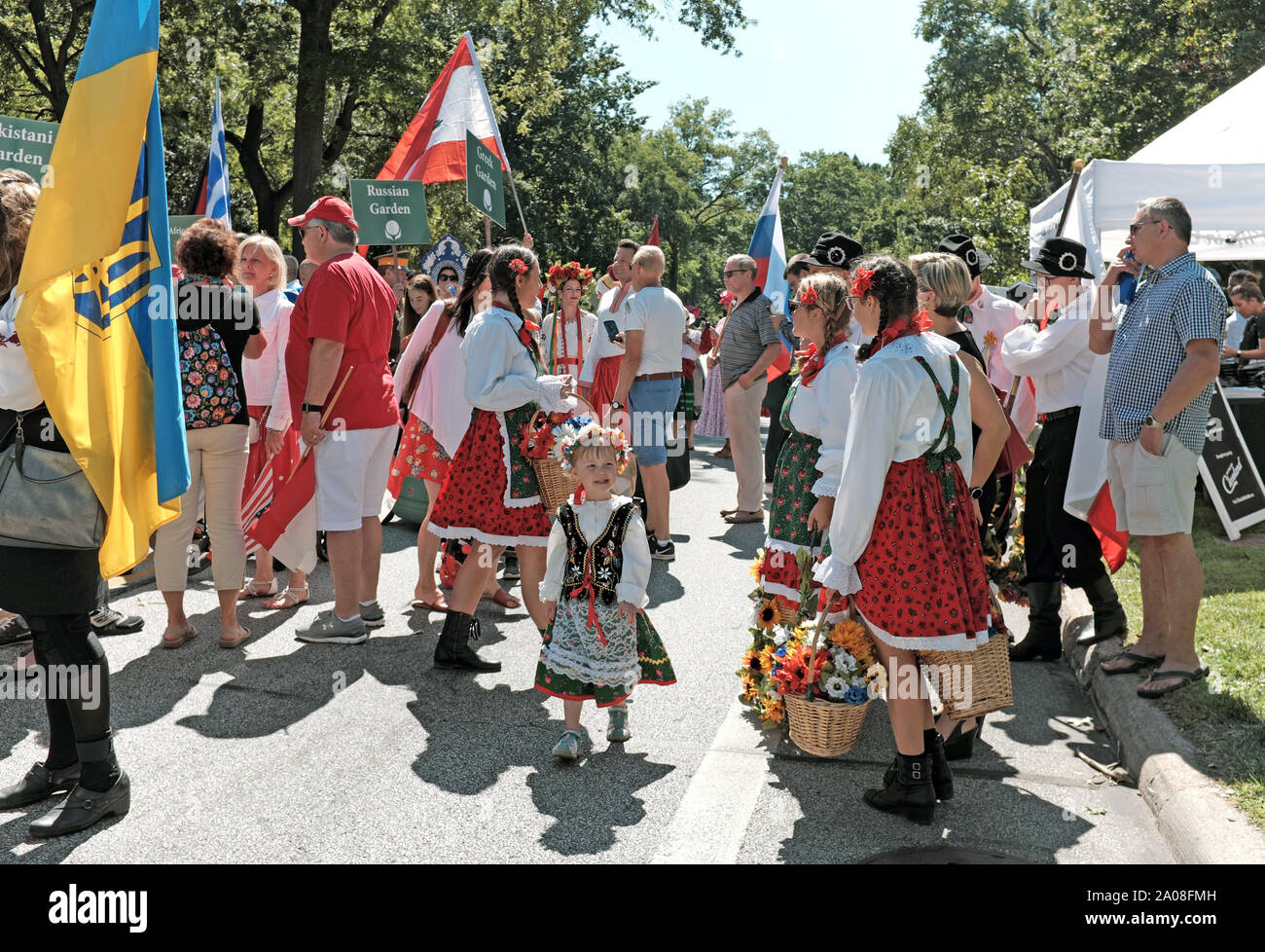 Eine Gruppe, die für die polnische Gemeinde in Cleveland, Ohio vorbereiten, in der 2019 Eine Welt Tag öffnen Parade teilzunehmen. Stockfoto