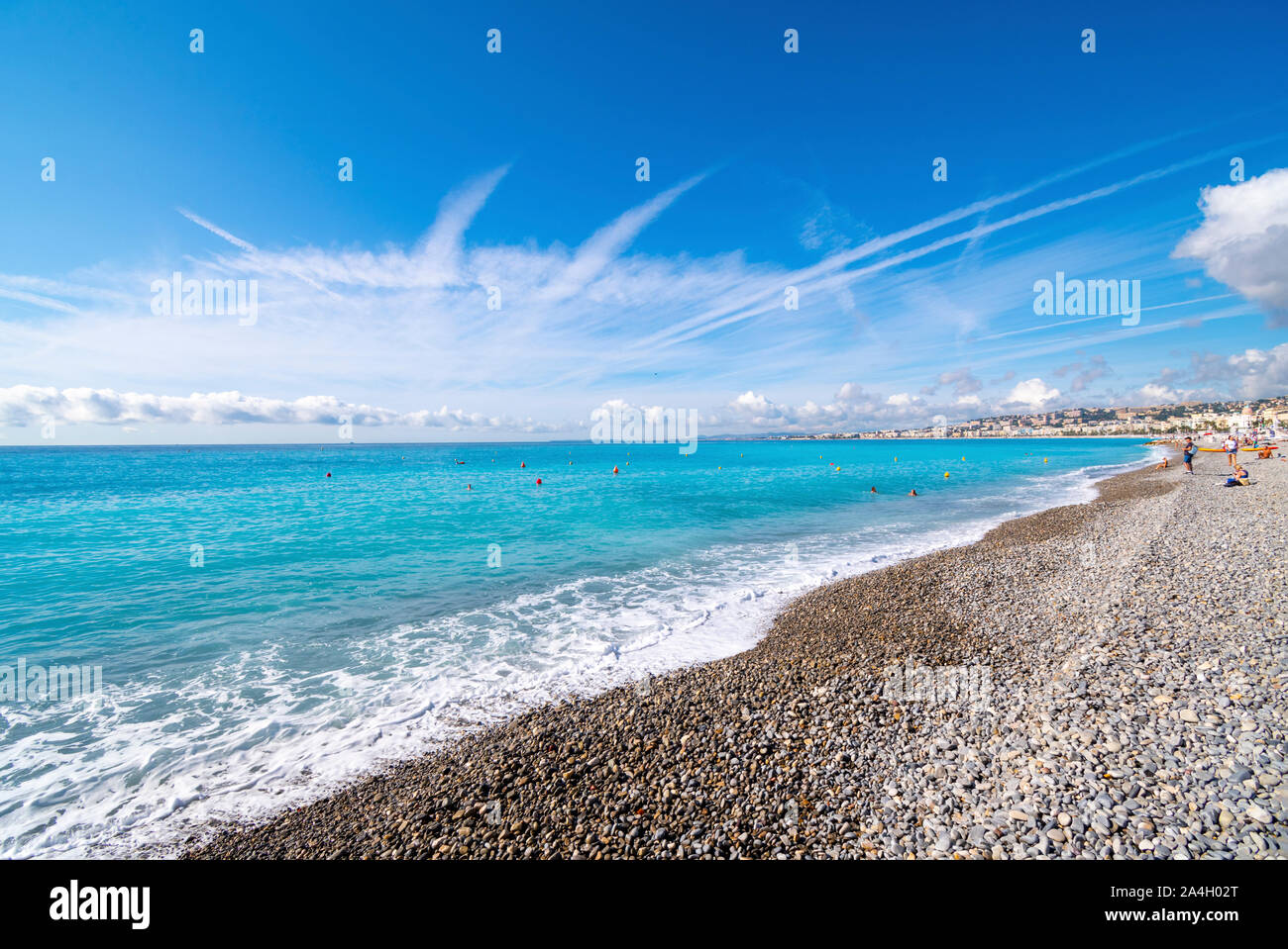 Der türkis blauen Wasser des Mittelmeers an der Cote d'Azur Küste der französischen Riviera in Nizza Frankreich. Stockfoto