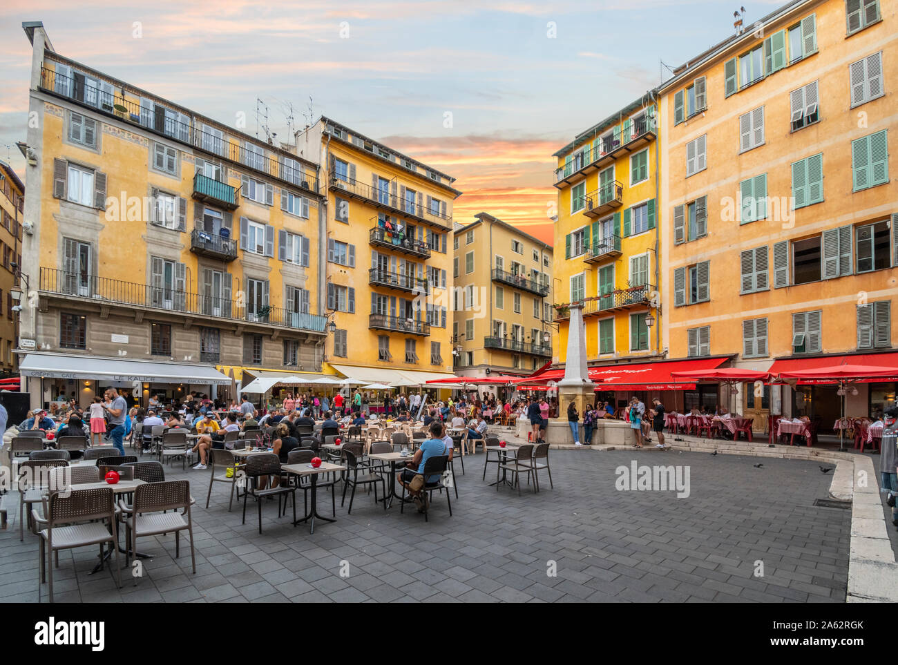 Touristen und Einheimische genießen Sie am frühen Abend in den Cafes, die Wasserfontäne und Geschäfte im Place Rossetti, einem der größten Plätze in der Altstadt von Nizza Frankreich Stockfoto