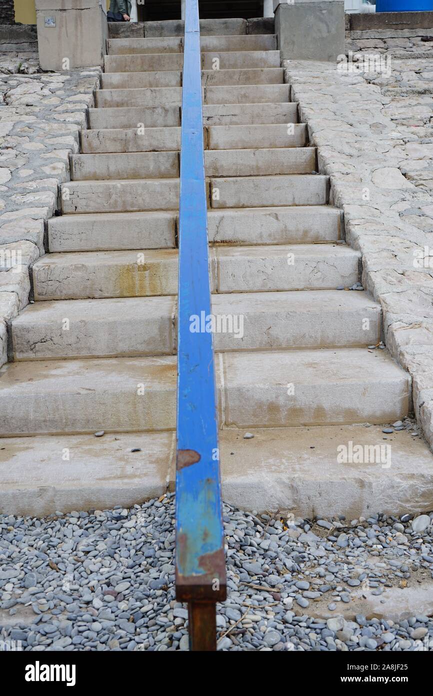 18-03-31 Schön - Beton Treppe zum Strand der Stadt Stockfoto