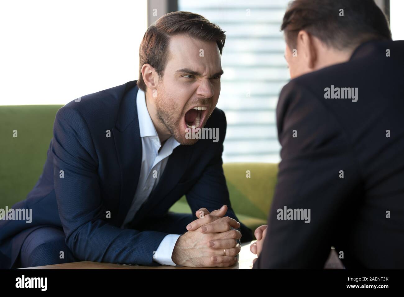 Wütend geschäftsfrau am Gegner schreien, Aggression, die in der Sitzung Stockfoto