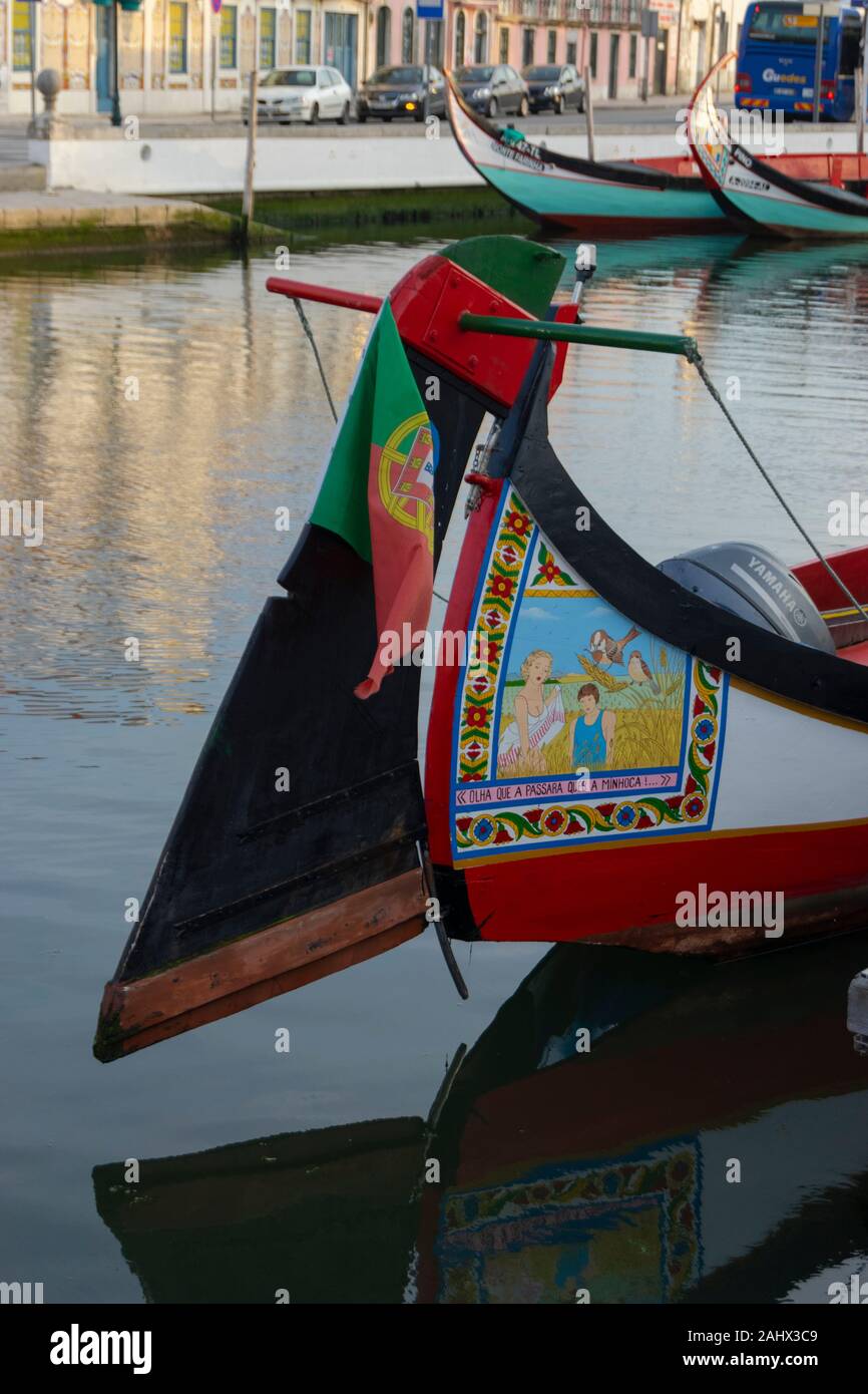 Die berühmten handbemalt Bogen der traditionellen Moliceiro Kanalboote in Aveiro Portugal Stockfoto