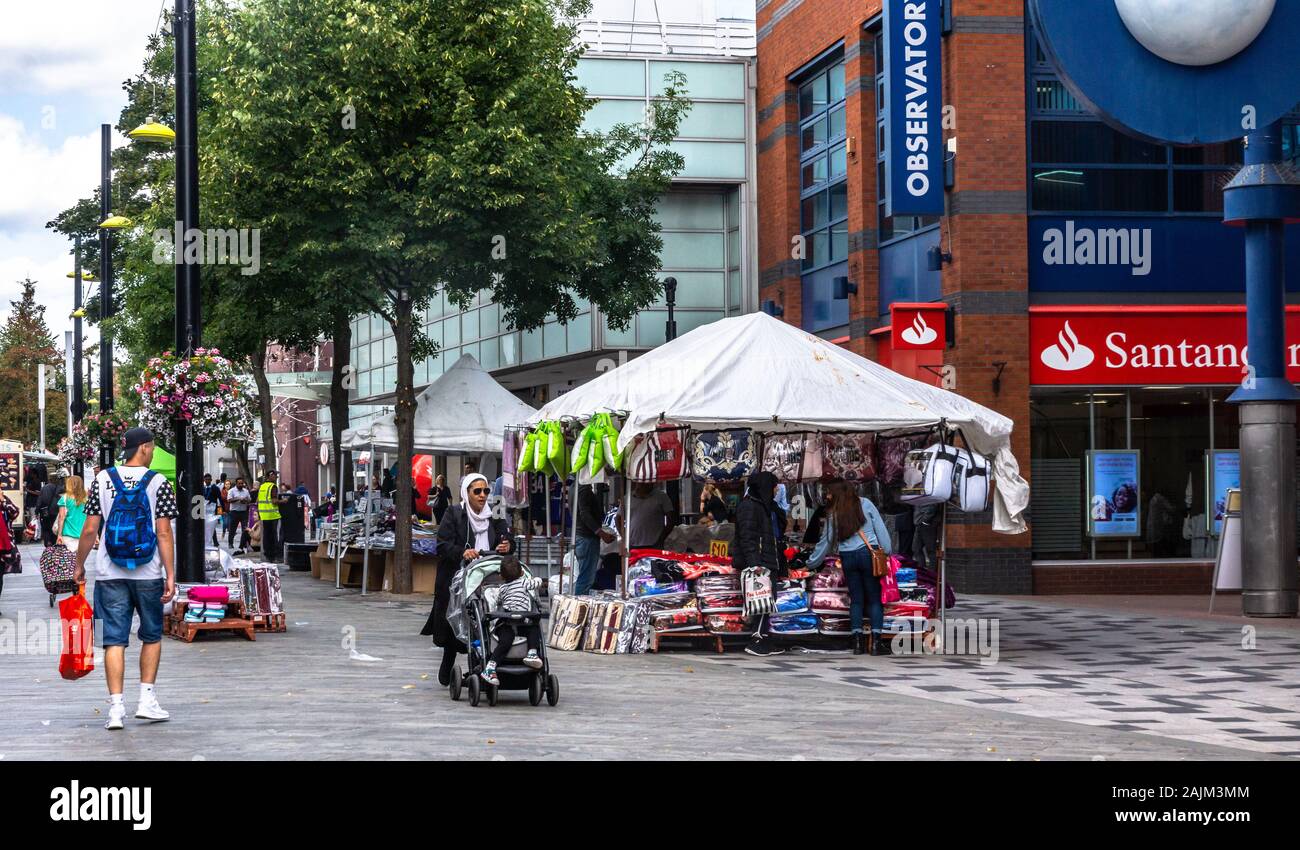 Slough Stadtzentrum: Zentral- und Fußgängerzone in der Fußgängerzone, mit Wochentag Markt Stockfoto