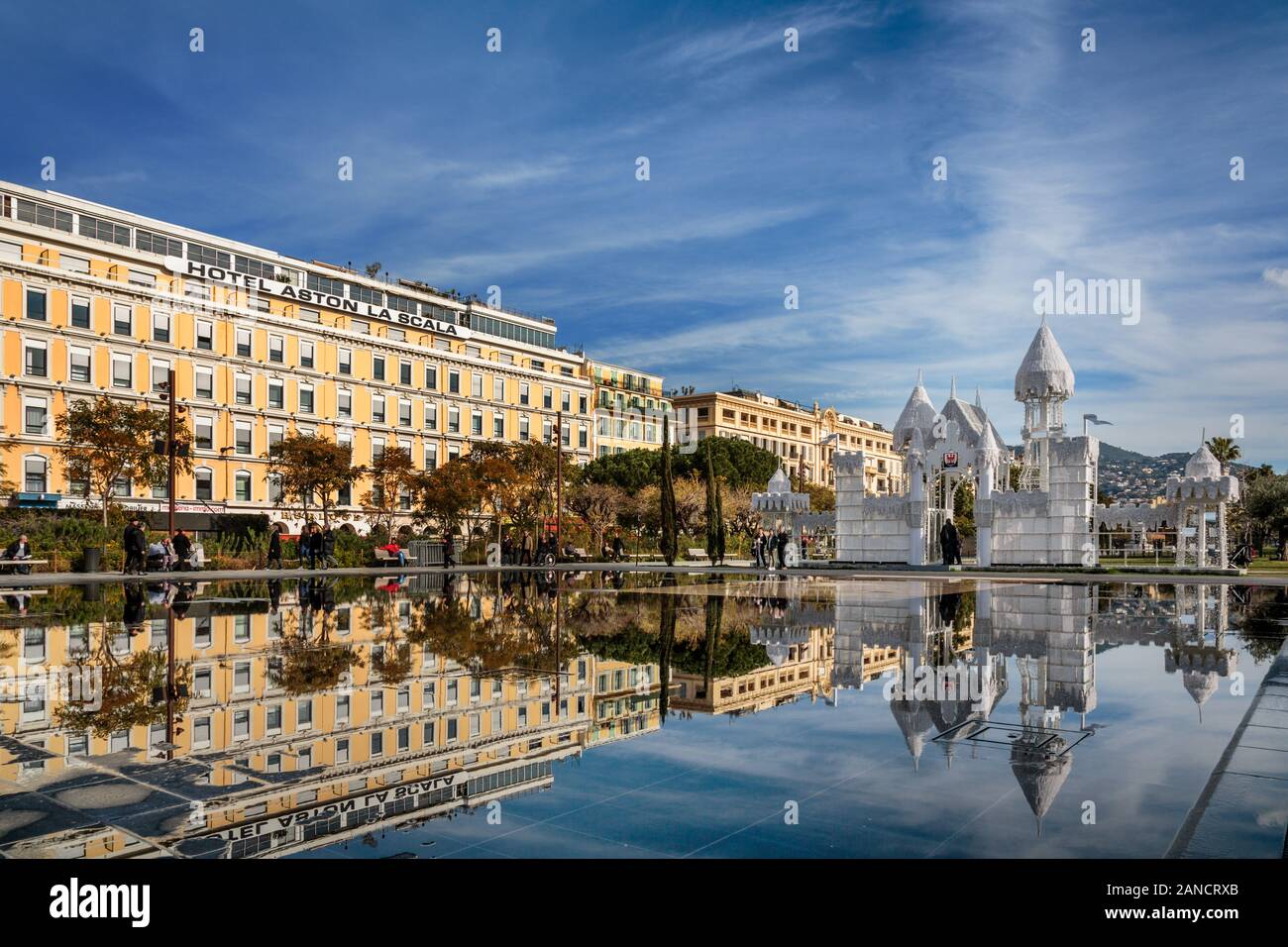 Miroir d'Eau (Wasserspiegel) in der Promenade du Paillon Park, Nizza, französische Riviera, Cote d'Azur, Frankreich Stockfoto