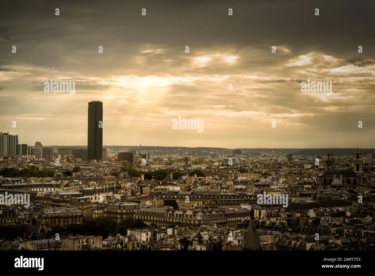 Skyline von Paris mit dem Turm Maine-Montparnasse bei Sonnenuntergang, Frankreich Stockfoto