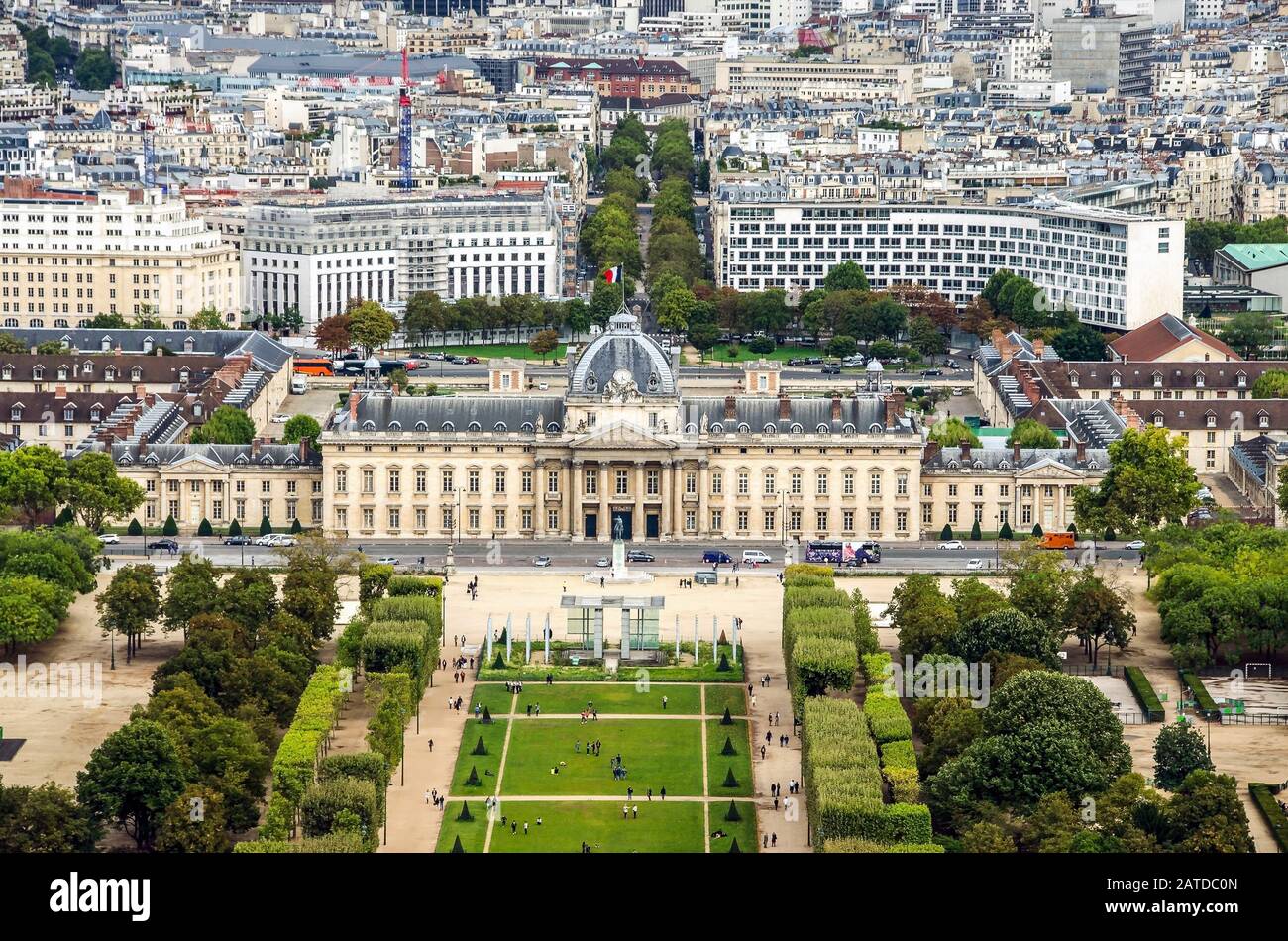 Paris, Frankreich - Stadtbild mit Marsfeld Gärten und Montparnasse Wolkenkratzer. UNESCO-Weltkulturerbe. Stockfoto