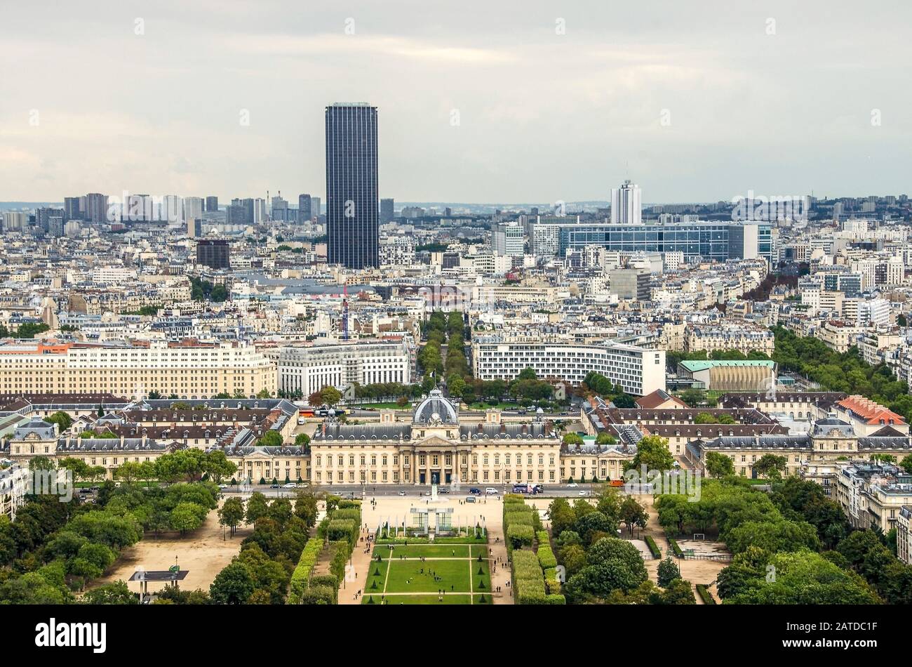 Paris, Frankreich - Stadtbild mit Mars-Gärten und dem Wolkenkratzer Montparnasse Stockfoto