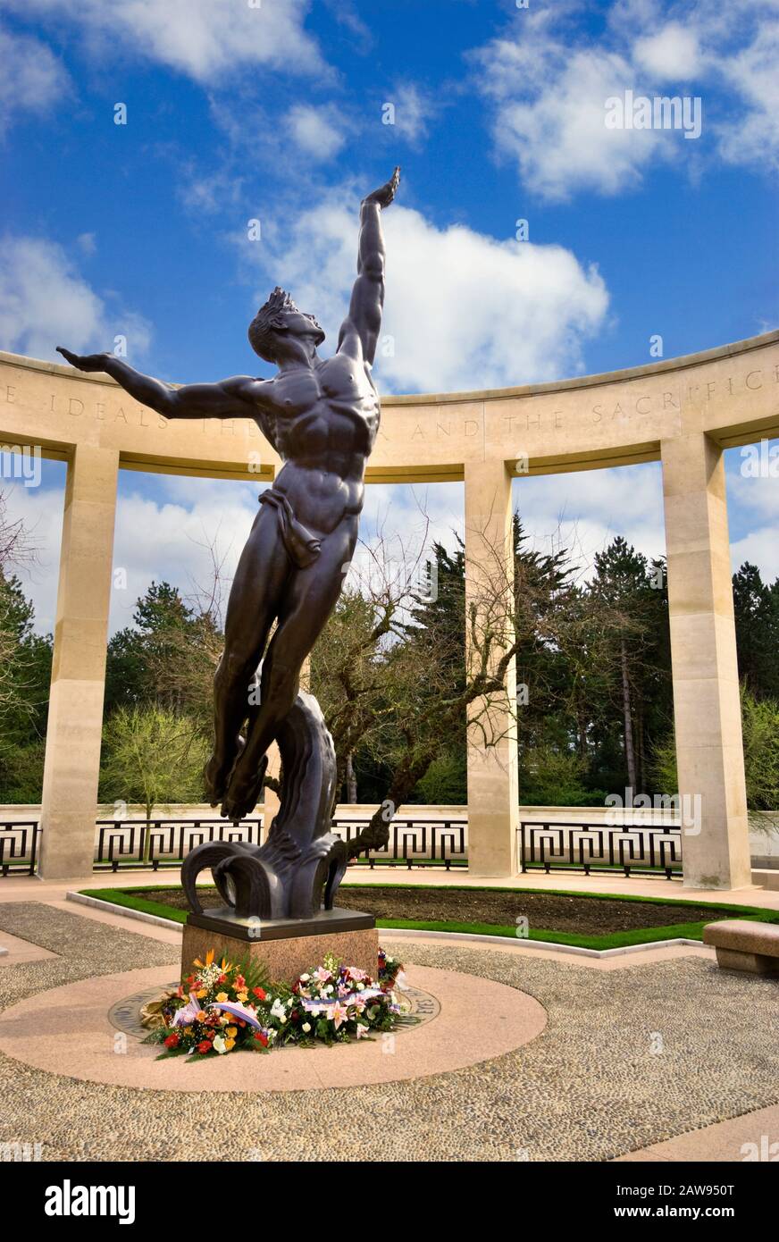 Kriegsdenkmal mit dem Geist der amerikanischen Jugendstatue, amerikanischer Militärfriedhof, Colleville Sur Mer, Normandie, Frankreich Stockfoto