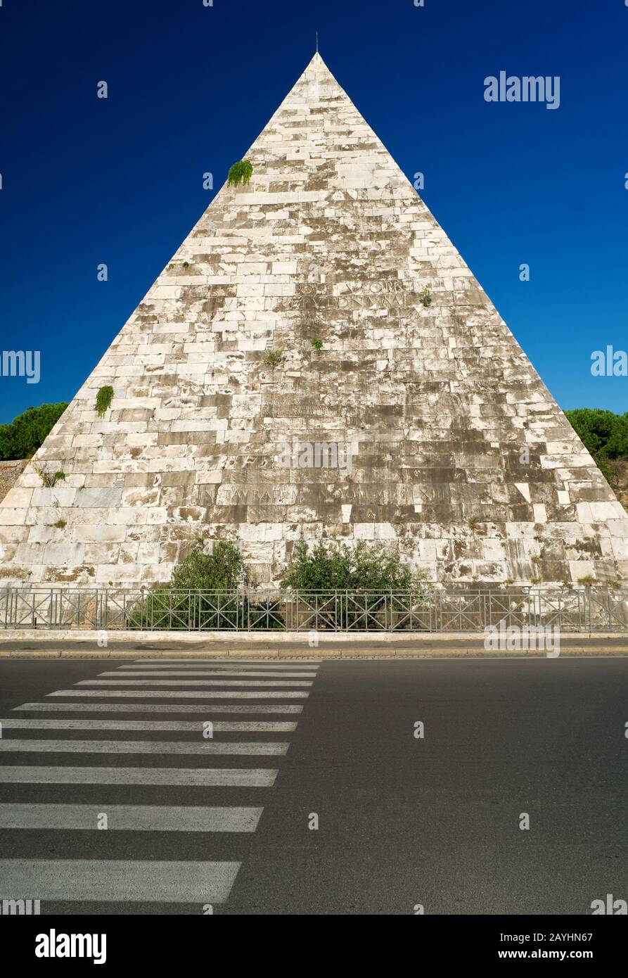 Die alte Pyramide von Cestius in Rom, Italien Stockfoto