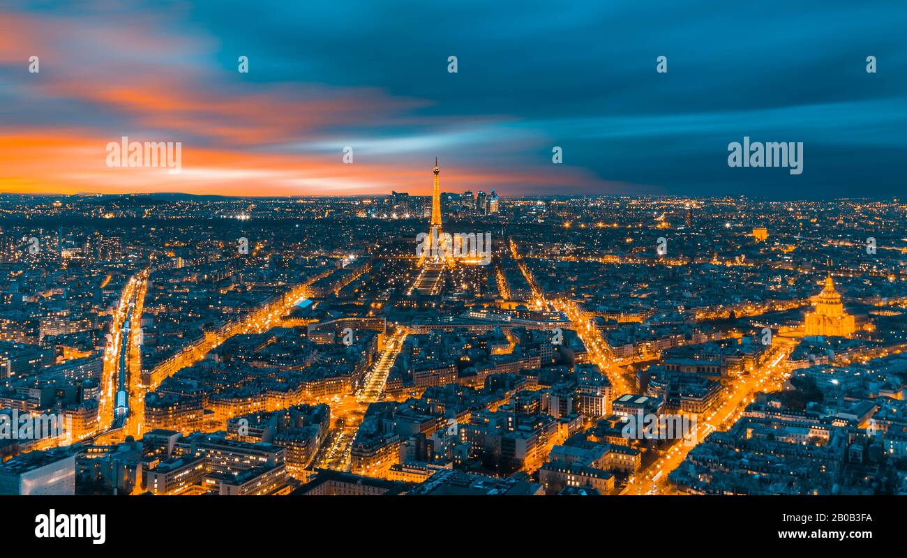 Luftbild Paris mit Eiffelturm nachts, Skyline von Paris mit Eiffelturm bei Sonnenuntergang in Paris, Frankreich. Architektur und Wahrzeichen von Paris. Stockfoto