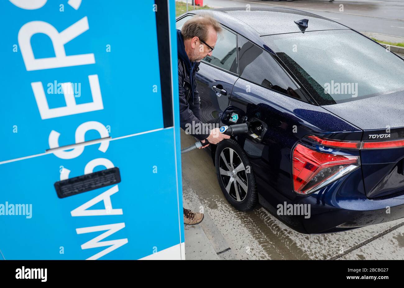 Herten, Ruhrgebiet, Nordrhein-Westfalen, Deutschland - Wasserstoffauto betanken Wasserstoff an einer H2-Wasserstofftankstelle. Herten, Ruhrgebiet, Nordrhein-We Stockfoto