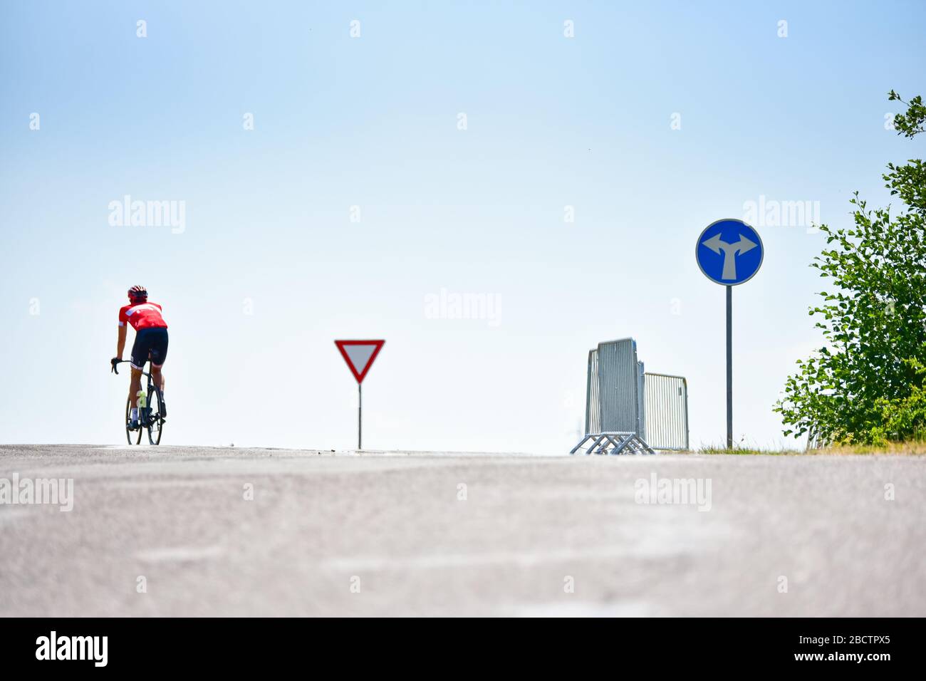 Radfahrer-Silhouette im Straßenrennen Stockfoto