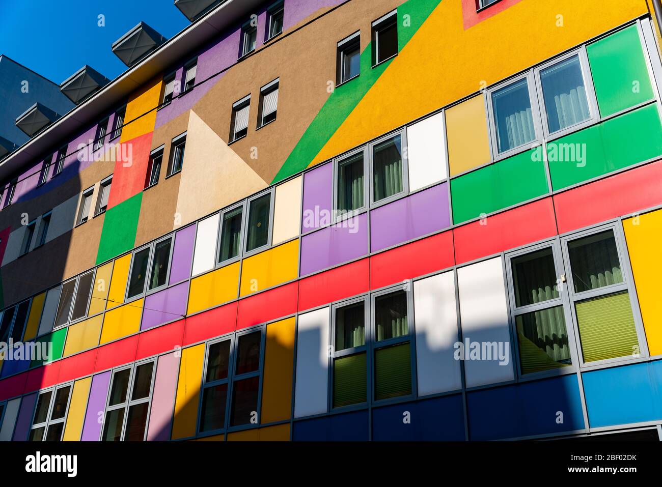 Ein buntes Haus in Wien, bunte Fassade, Gebäude. Ein neues Wiener Haus Stockfoto