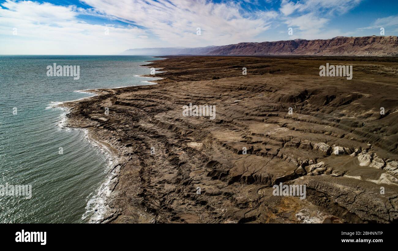 Luftaufnahmen mit einer Drohne. Erhöhten Blick auf die Ufer des Toten Meeres, Israel Stockfoto