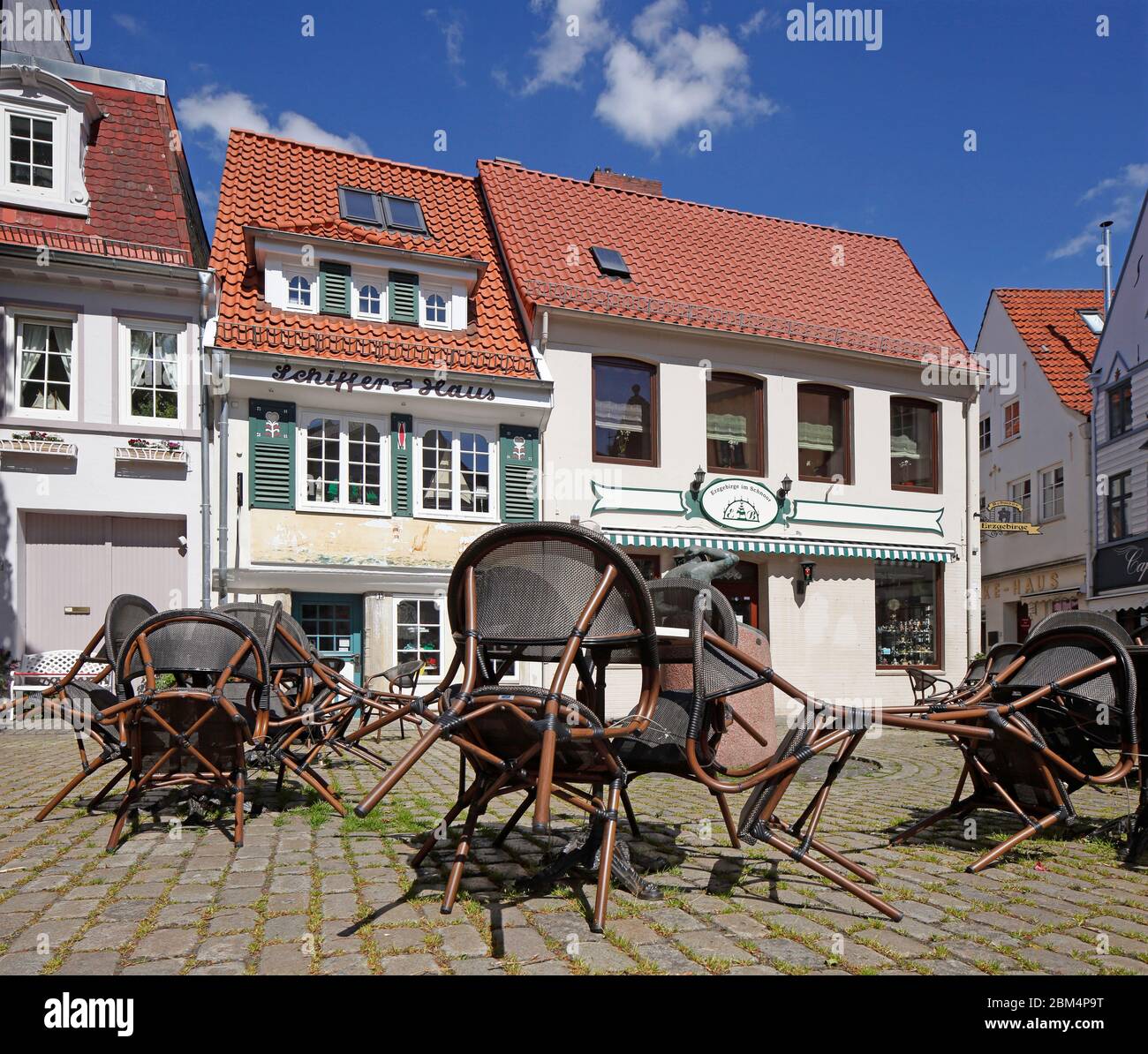 Leere Stühle und Tische eines Cafés im Bremer Stadtteil Schnoor sind wegen Coronavirus, Bremen, Deutschland, Europa geschlossen Stockfoto