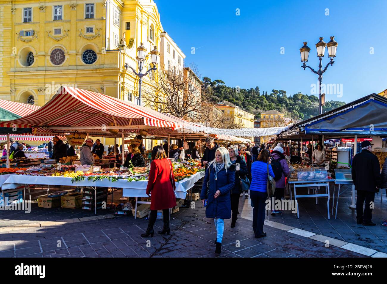 Nizza, Frankreich, Januar 2020 - Touristen und Einheimische schlendern zwischen den Marktständen am Cours Salaya in Nizza Stockfoto