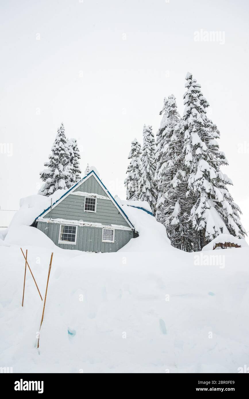 Ein Haus mit dichtem Schnee an verschneiten Tagen. Stockfoto