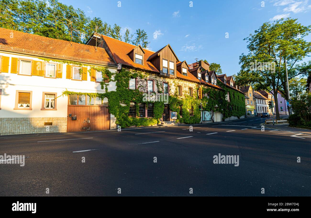 Ein kleines Hotel an der Straße. Mit Efeu bedeckte Wände. Stadtrundfahrt. Ein charmantes Hotel. Abend in der Stadt. Eingang von der Straße. Die Fassade ist Bucht Stockfoto