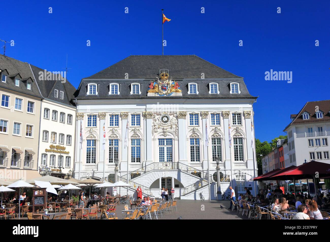 Bonn, 11. Juni 2020: Altes Rathaus mit unbekannten Menschen an einem sonnigen Abend im Juni. Es wurde im Rokoko-Stil vom Hofarchitekten erbaut Stockfoto