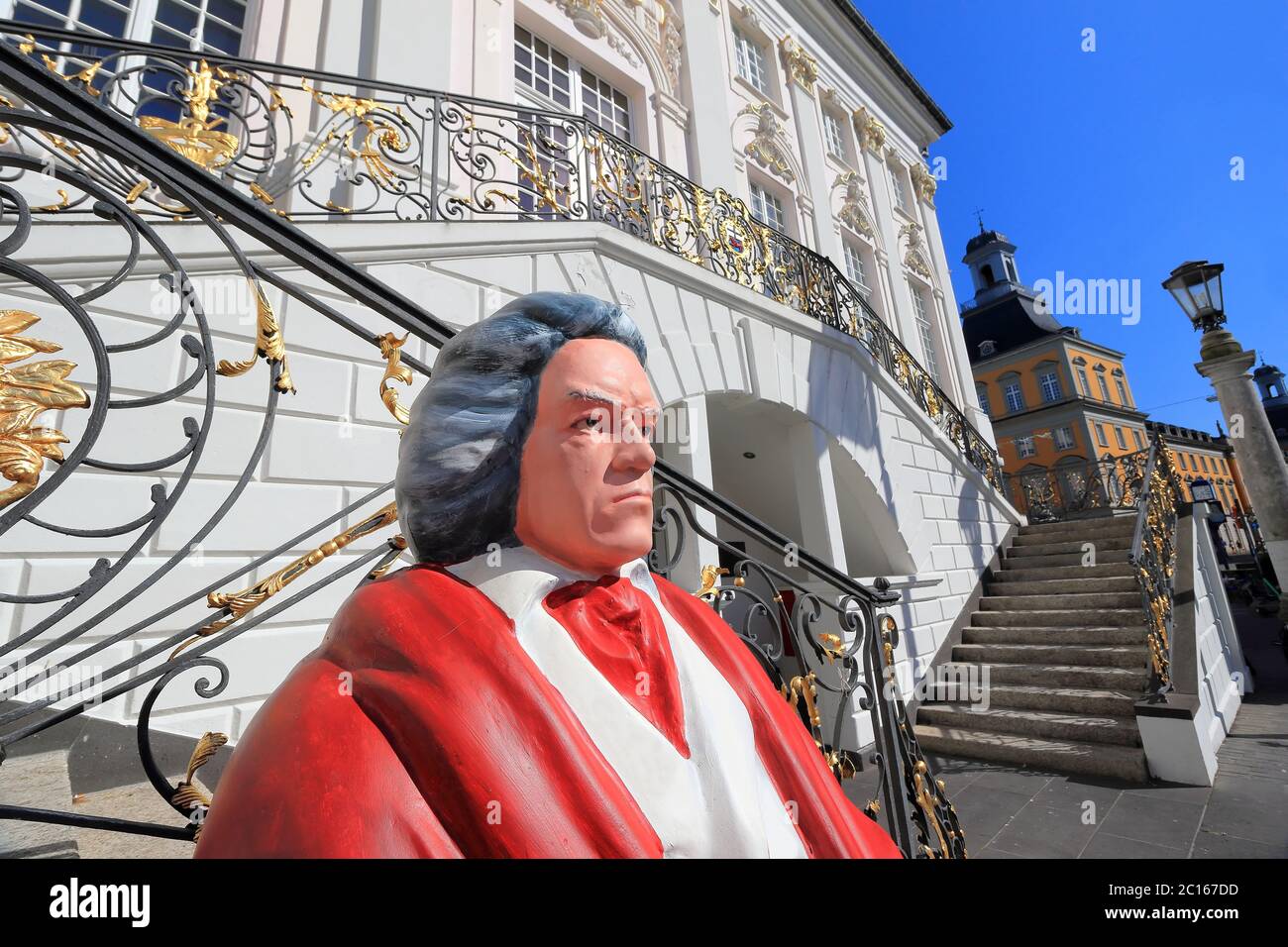 Statue von Ludwig van Beethoven - mit dem Alten Rathaus im Hintergrund. Bonn, Deutschland. Stockfoto