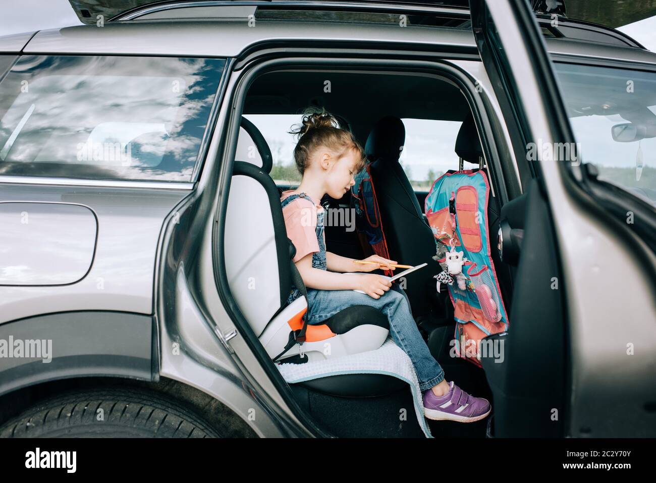 Mädchen sitzt im Auto Zeichnung Bilder glücklich fühlen Stockfoto