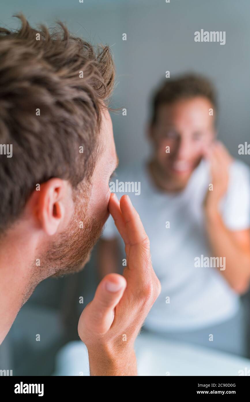 Hautpflege Creme für Männer - Mann setzen Gesichtslotion auf Trockene Haut unter den Augen für Anti-Aging Falten Behandlung oder geschwollene Augenbeutel mit dunklen Kreisen Stockfoto