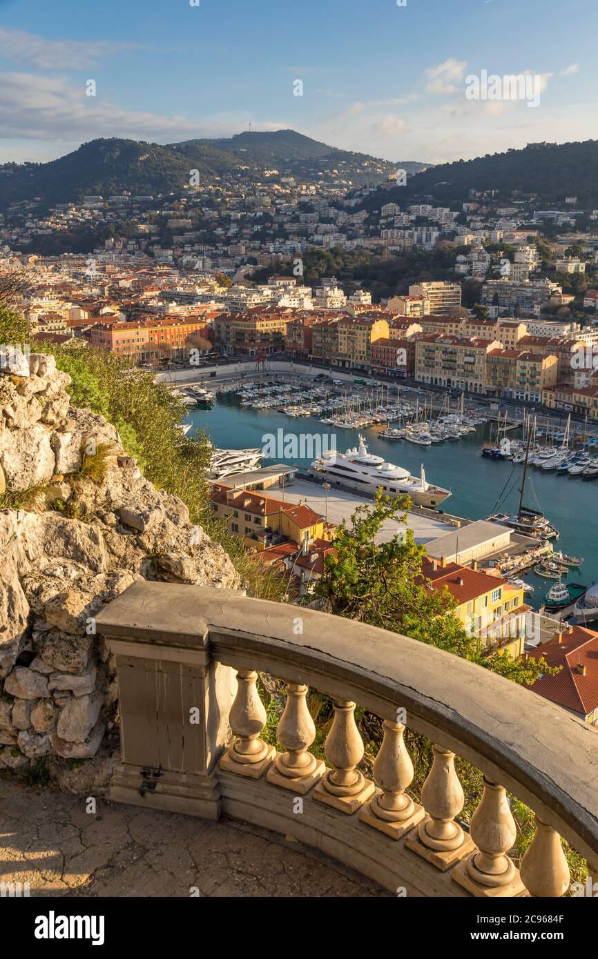 Blick von Colline du Chateau hinunter nach Port Lympia, Nizza, Cote d'Azur, Frankreich, Europa Stockfoto