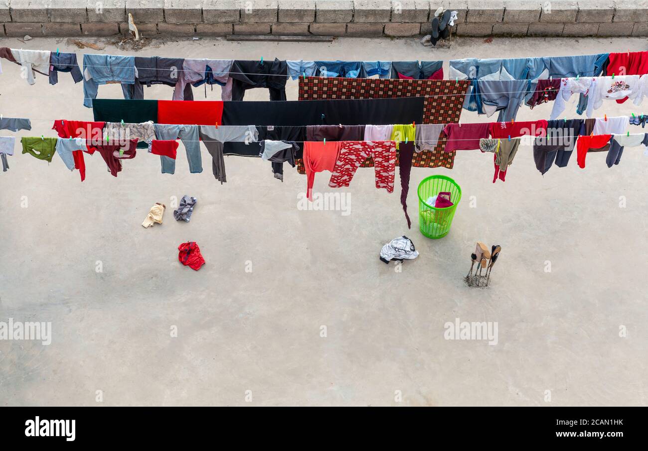 Die Kleidung trocknet auf der Linie auf dem Balkon, Quito, Ecuador. Stockfoto