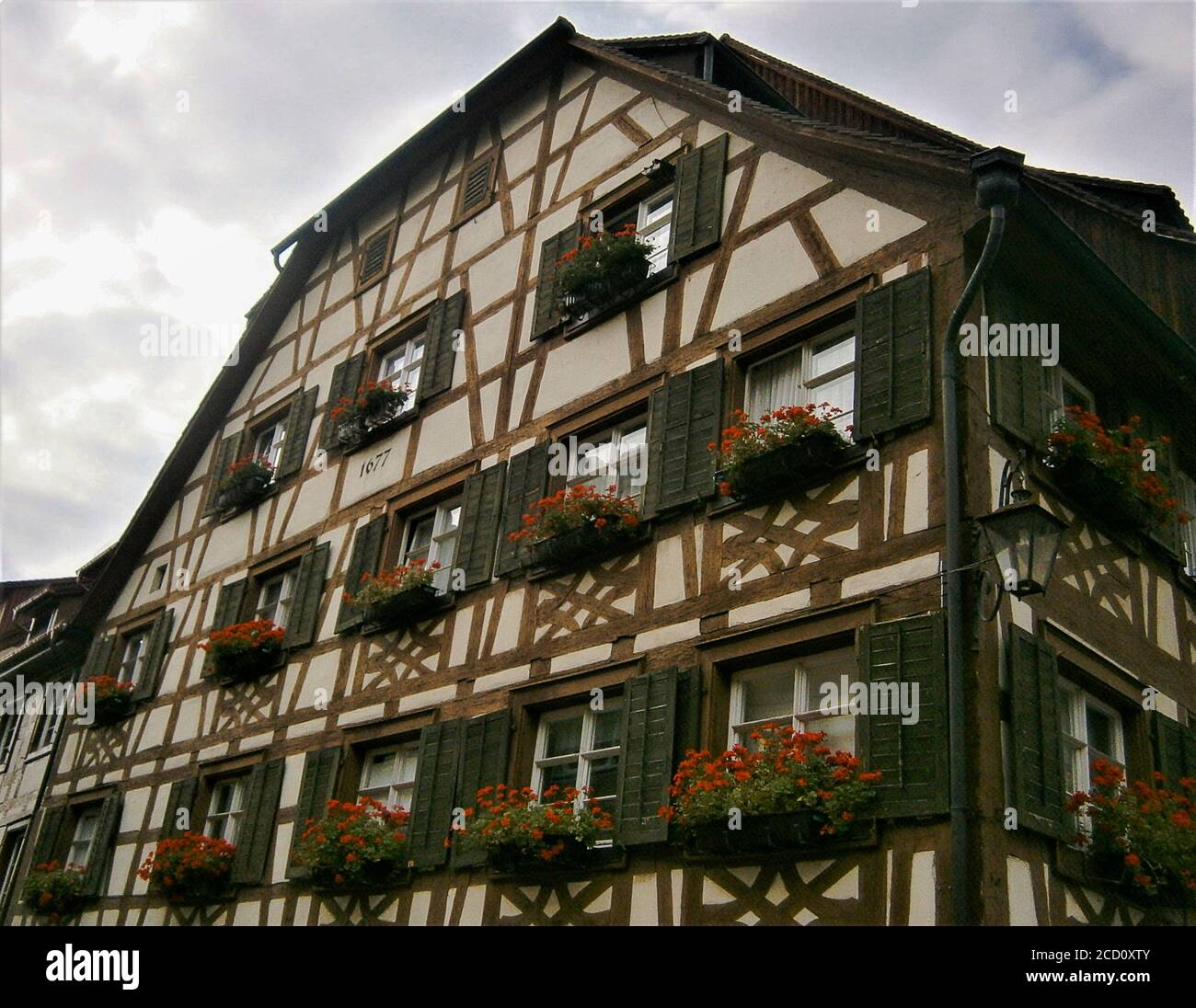 Fachwerkhaus - 'Omas Kaufhaus' von 1677 schräg von unten. Stockfoto