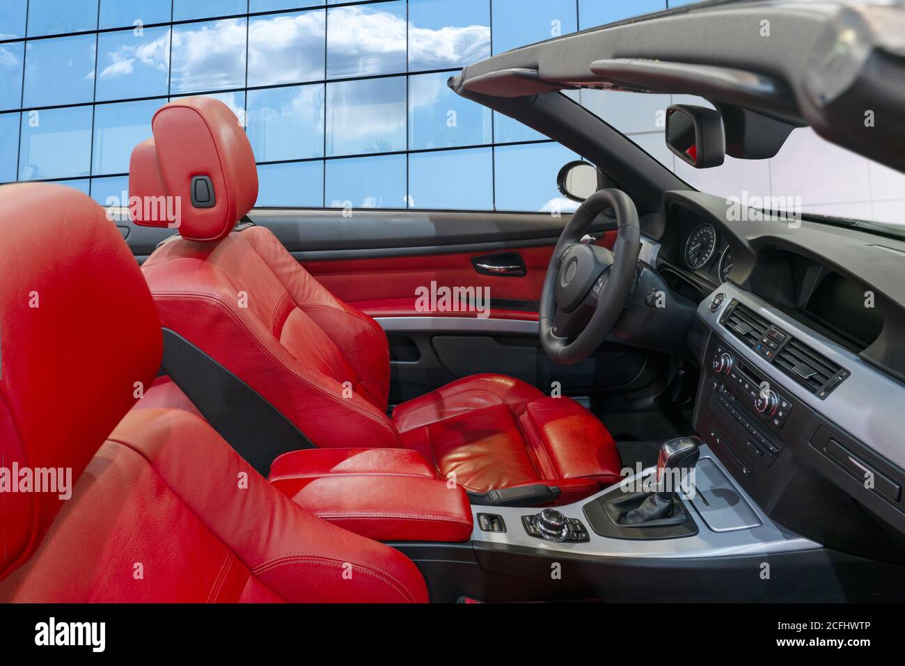 Interieur eines modernen Cabriolets mit roten Ledersitzen Stockfoto